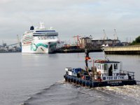 Tyne6  The "Clearwater" making its way upriver.